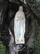 La vierge dans la grotte de Lourdes